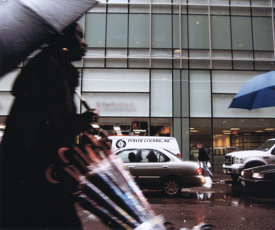 Antonio Tovar trabajó con fotografías de personas bajo la lluvia.