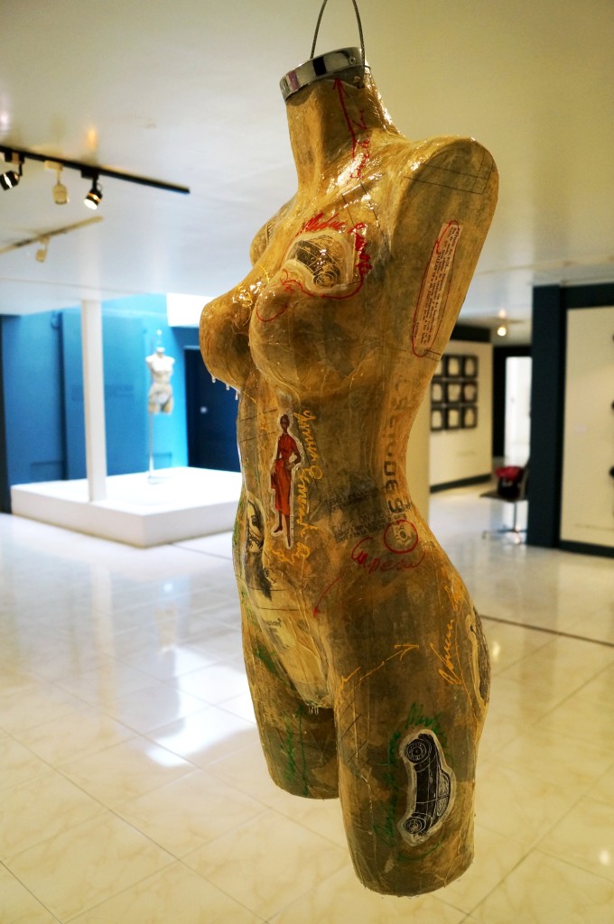 Maniquíes sin rostros que sexualizan a la ciudad convertida en objeto de deseo.