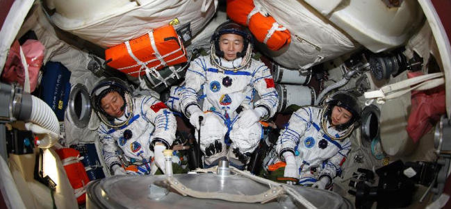 Cápsula Shenzhou 9 con Liu Wang, Jing Haipeing y Liu Yang (Izquierda a Derecha) antes de despegar el 16 de junio desde Jiuquan. (Cortesía: Xinhua)
