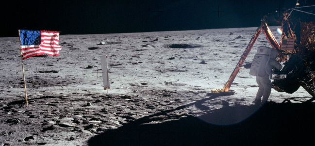 Neil Armstrong trabajando en el Módulo de Descenso Lunar. (Cortesía: NASA)