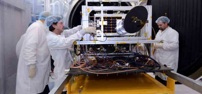Personal de la Agencia Espacial Canadiense haciendo pruebas con NEOSSat. (Cortesía CSA)