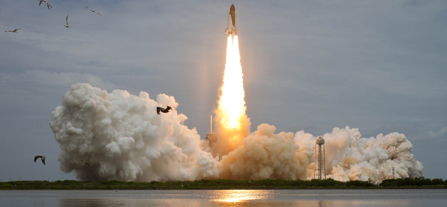 Transbordador Espacial Atlantis, despegando en su última misión STS-135 el 8 de Julio de 2011. (Crédito: NASA)