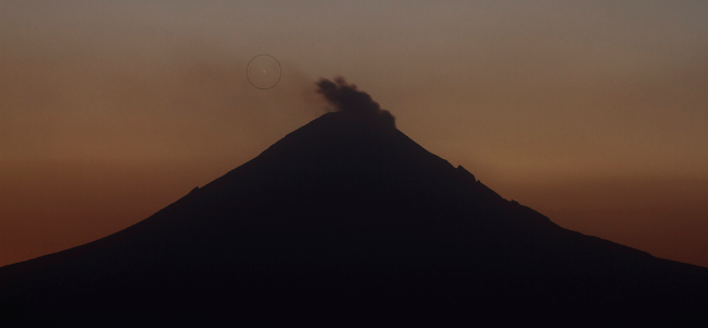 C/2011 L4 fotografiado desde Puebla, Puebla junto con el volcán Popocatepetl. (Cortesía: Oscar Hernández Martínez, Sociedad Astronómica de Puebla)