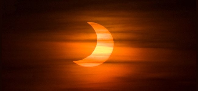 Eclipse Parcial de Sol sobre Milton Keynes, Reino Unido (Cortesía: Tim Ebbs).