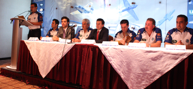 De derecha a izquierda: Lic. García, Piloto Javier Romo, Armando Dorantes, Lic. Sheffield, Lic. Collazo, Lic. Ramírez, Lic. Tejada.