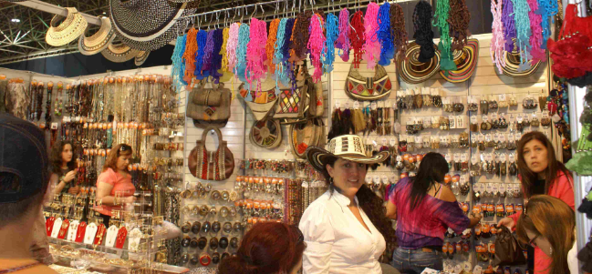 Tlaqueparte: artesanía, joyería y decoración en el WTC.